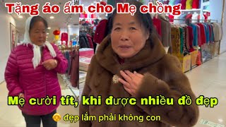 #574🇨🇳🇻🇳Tặng áo ấm Cho Mẹ chồng,Mẹ cười tít mắt khi được nhiều đồ đẹp,Nông thôn Đông Bắc Trung Quốc