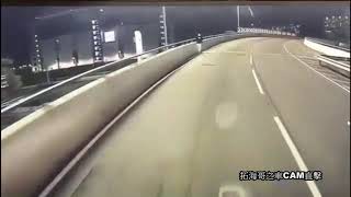 [車CAM直擊] 高速高路天橋都有撞車黨😨 咁高速比你收到錢都唔知有冇命享啦🥲