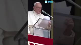 El Papa Francisco bautiza a un niño en el hospital Gemelli