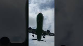 【びっくりする動画】近距離すぎるスリル満点の飛行機着陸／體驗飛機近距離飛越頭頂的震撼 #Shorts