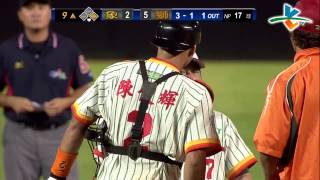 20130811 CPBL 象VS獅 9上 張正偉被夾殺跑半天 最後還是死裡逃生