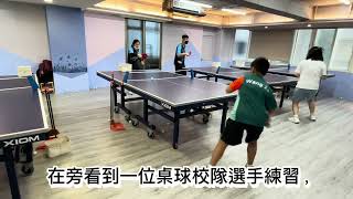 2024/11/30 (六）🏓 「兒童桌球教學教室·乒乓島樂園」～實際參觀[光復店]（1)~桌球校隊選手的媽媽在一旁練習乒乓球。教練會根據媽媽的表現給出指導，確保每個細節都到位，指導完後再繼續練球