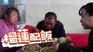 【ENG SUB】大黑第一次吃榴蓮，啥表情？臘腸炒豆角配素菜，三盤吃光真過癮【泥土大黑】