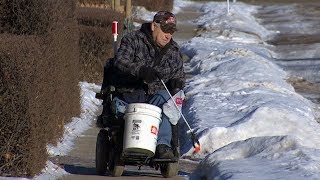 'Silent hero': Senior in wheelchair cleans streets for free