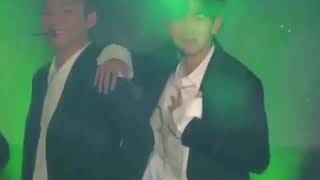 Exo baekhyun scared by stage effect |可爱伯贤被舞台烟火效果吓到跳起来|伯贤比爆炸爱心|Chen嘲笑被吓到的啵啵虎|변백현|엑소|エクソ|金钟大|첸|김종대|爱咳嗽