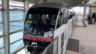 【1116F２両  ゆいレール車両基地出場試運転（検査明け）復路】沖縄都市モノレール線1000形1116編成が試運転サボを掲出して那覇空港駅2番線を発車するシーン（2024.10.4）