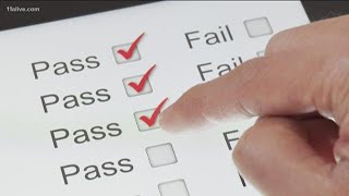 Studenten en wetgevers dringen erop aan dat het universitaire systeem de 'pass-fail'-beoordelingsoptie goedkeurt