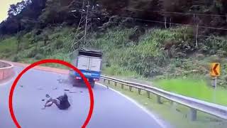 Liveleak com   Riding a motorcycle too fast into a bend   Lucky escape com   Riding a motorcycle too