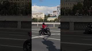 Танцуем на мотоцикле и машем прохожим #анютамини #bikergirl #motogirl