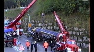 Stuttgart FD / Feuerwehr Stuttgart: OVERTURNED TANK TRUCK, HEAVY RESCUE / Lkw-Bergung, 16.10.1991