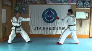 ＪＴＡ研究組手初段　Ⅰ．後ろ横蹴り（Reverse  Side Kick）  基本攻撃篇４