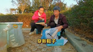 两夫妻骑行广西旅游，鞋子都穿破了，买的新鞋子拿到了