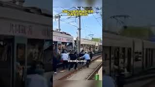 監控曝光！大連一電車先後與兩電車相撞 ，9人受輕傷，其中一輛折返入庫時再撞一輛。目擊者：車頭被撞平了……【真相記】