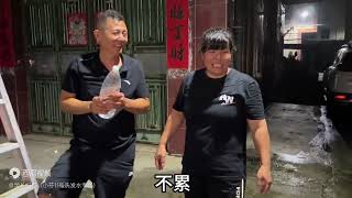 一瓶矿泉水带来的快乐。学长妈挑战扛起学长爸矿泉水烟花花絮来了