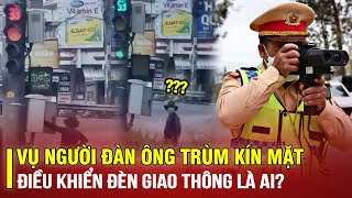 TOÀN CẢNH VỤ NGƯỜI ĐÀN ÔNG TRÙM KÍN MẶT ĐIỀU KHIỂN ĐÈN GIAO THÔNG KHIẾN Ô TÔ DỪNG KHÔNG KỊP Ở TP.HCM