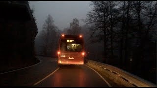 Her kjører Svartskog-skolebussen uten sikkerhetsbelter på glatt føre