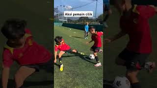 Mengasah kemampuan mengocek lawan.#football #soccer #skills #footballskills