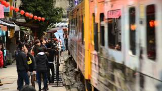 十分駅周辺の商店街を通過する列車_2　A Train Passing Shoppig Mall around Shifen Station, Pingxi Line, nr. Taipei