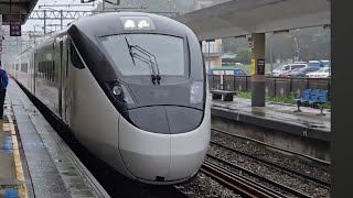 472次員林發車開往台東的EMU3000型十二輛編組EMU3037皮蛋豆腐騰雲號藍色帶新城際自強號列車，和1159次瑞芳發車經由西部幹線開往北湖的銀綠色微笑號EMU900型十輛一編組EMU950區間車