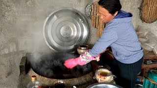 泥土的清香大地锅做美食，手被夹的哇哇叫，这是做的什么菜？ 【泥土的清香】