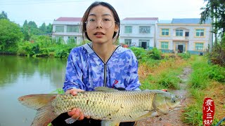 妹子雨中釣草魚，魚竿超級大彎弓，這魚力氣真足！