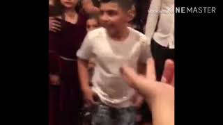 رقص بسیار زیبای پسر کوچولو با دخترا/ پسره سو استفاده می کنه😂😂/Beautiful dance