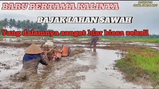 Proses pembajakan lahan sawah yang sangat dalam