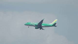 右旋回して名古屋空港に着陸するFDA機 グリーン JA04FJ FDA airplane which lands at Nagoya Airport 2018.8.19