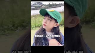 【蓝妮妮小天使】妮妮也知道太姥姥怀里最温暖😊妮妮发呆被妈妈打扰还生气了😂妮妮也学着用玩具相机随手“拍照”了👍