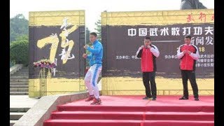 民間高手自稱從小研究功夫堪比李小龍，沒想到上擂台卻被打成這樣