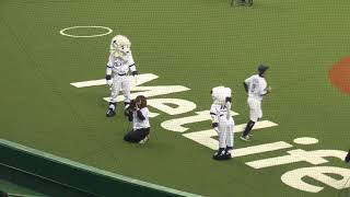 渡辺直人選手にハイタッチをスルーされるライナちゃんｗ