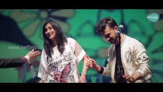 Atif Aslam With A Female fan Singing Tere Sang Yaara || Dubai Festival 2017
