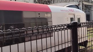 塗装変更8本目へ【E259系Ne009編成 OM入場回送(塗装変更)】E259系Ne009編成がミュージックホンを鳴らして大宮駅13番線を発車するシーン(回8895Ｍ)