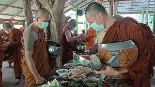 พระภิกษุสงฆ์แม่ชีแม่ขาววัดบ้านเก่าบ่อรับภัตตาหารเช้าๆวันนี้ที่วัดบ้านเก่าบ่อ อ.หัวตะพาน จ.อำนาจเจริญ