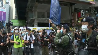 HK police order crowd to disperse at popular shopping district | AFP