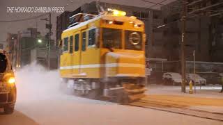 Full-scale snow removal starts as Sasara streetcars dispatched for first time in Sapporo  20221225