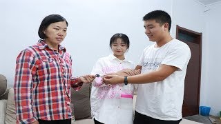 女儿要嫁穷小子，母亲不要彩礼倒给10万嫁妆，3年后惊喜来了【天天微情剧】