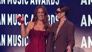 Lisa Rinna and Hannah Berner Present the Award for Best Throwback Song [52nd American Music Awards]