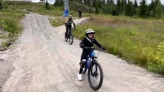 Sommar i Branäs 2024. Del 2/3 Nära-döden-upplevelse, vi cyklar downhill ned för skidbackarna.