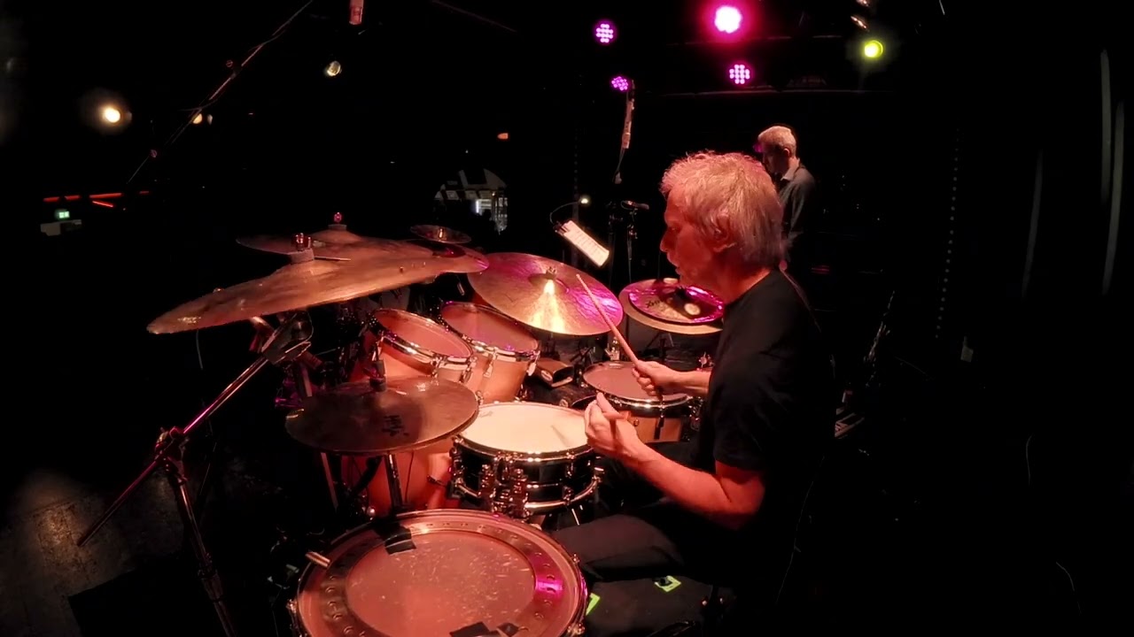 Dave Weckl Drum Solo LIVE: "On The Edge" (Tom Kennedy) - YouTube