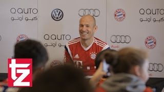 FC Bayern in Doha - Schulstunde mit Arjen Robben