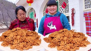 【Shaanxi Aunt Xia】Aunt Xia makes the Shaanxi special snack ”Fried Noodle Flower”. It is shaped like