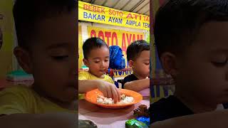 Rayyanza Sedang Menikmati Pecel Lele #rayyanza #cipung #rayyanzadanpapahraffi #shorts