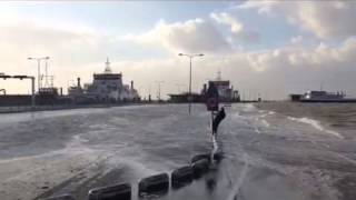 Hoogwater in haven Nes, Ameland