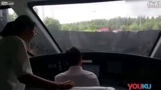 Future Technology: China`s Elevated Bus in Test Running