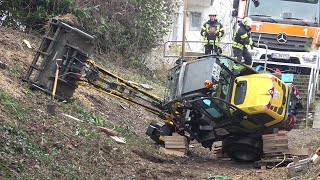 Feuerwehr birgt umgekippten Radladar des Grünflächenamts in Bonn-Muffendorf am 10.02.25