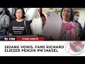 Fans Richard Eliezer Hadiri Sidang Vonis, Bawa Cokelat hingga Beri Karangan Bunga | tvOne Minute