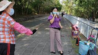 街頭藝人四川辣妹子十月二四日星期六在西九龍文化中心{等風等雨我等你}西九龍文化中心坐車九龍站下車出站上天橋過馬路對面下天橋就是門口了，往海邊走三分鍾就到了，環境優美👍👍👍👍