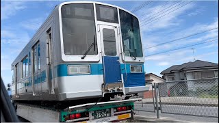 【1251F(1251×6)新宿方先頭車両 廃車陸送】北栄運輸のトラックに載せられた小田急1000形1251編成の新宿方先頭車両を追い抜くシーン（2022.9.22昼）