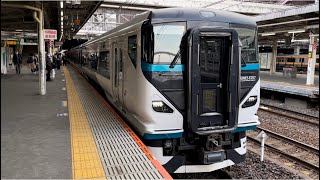 E257系2000番台NA−09編成が回送電車として警笛を鳴らして大宮駅を発車するシーン